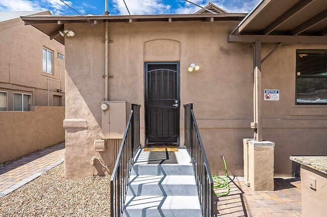 Building Photo - 928 E 6th St