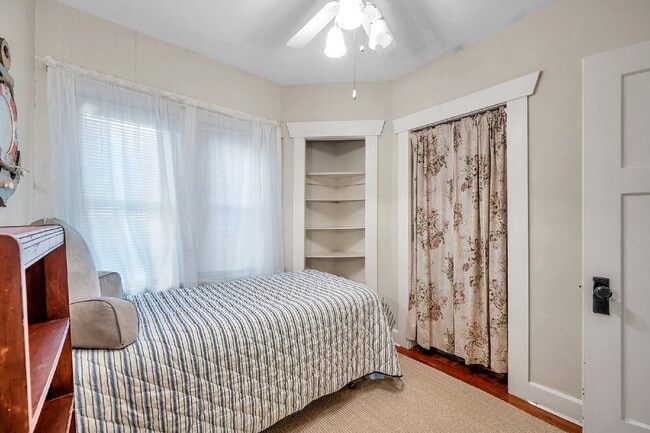 Building Photo - Gulfport Arts District Living — Furnished 3BR Bungalow with Large Yard and Easy Coastal Access |