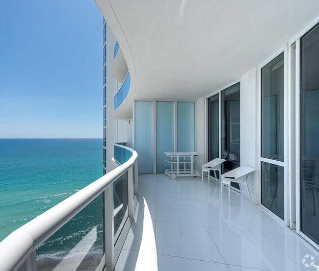 Building Photo - 15811 Collins Ave