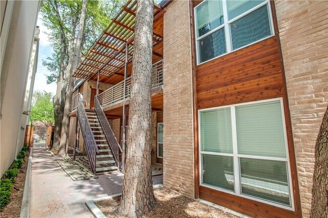 Building Photo - Adorable Condo in Oak Lawn!