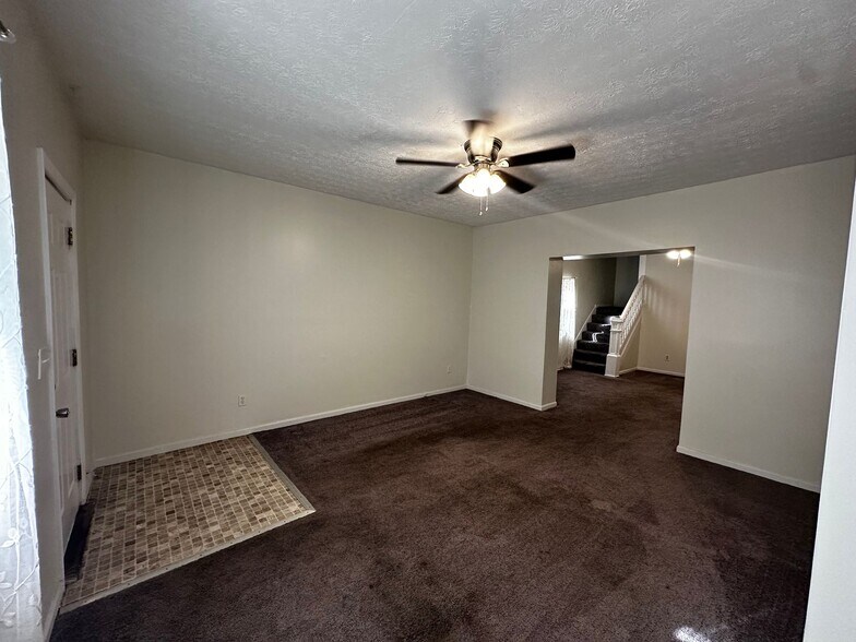 Building Photo - 913 Oakwood Ave