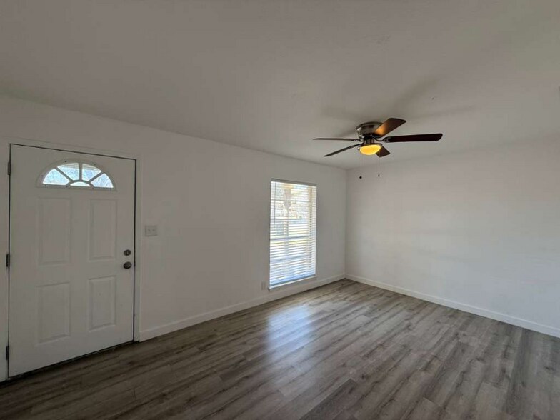 Building Photo - 164 Lost Forest St