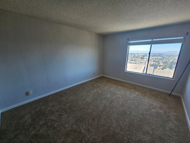 Building Photo - Updated 3 Bedroom Condo w/ Beautiful Balco...