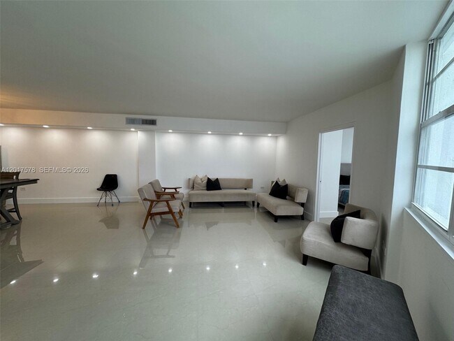 Building Photo - 999 Brickell Bay Dr