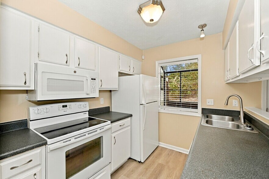 Building Photo - 232 Thistle Ln