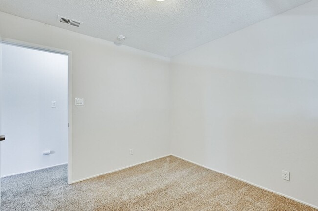 Building Photo - Spacious 3 Bedroom 2 Bath Home with 2 Car Garage and Central Air Conditioning