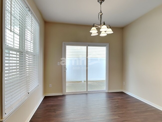 Building Photo - 83 Sioux Ln