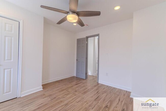 Building Photo - 142 N Ellwood Ave