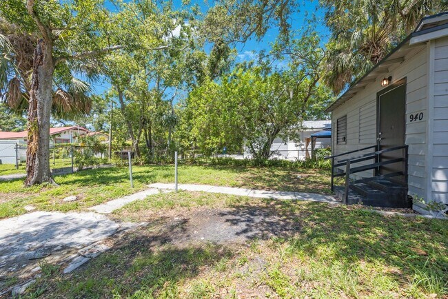 Building Photo - Cosy 2 bedroom 1 bath home with nice size yard $1850 SECTION 8 WELCOME**