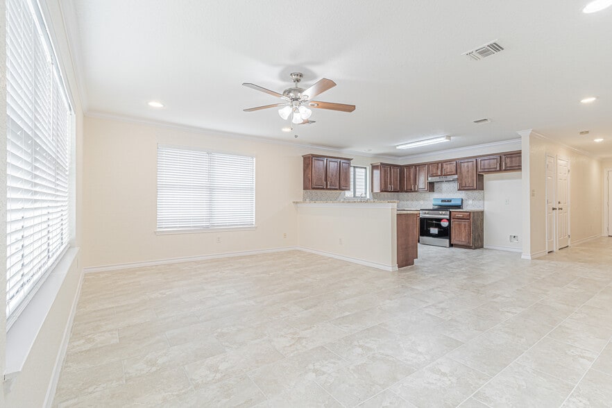 Building Photo - 11427 Creek Eagle