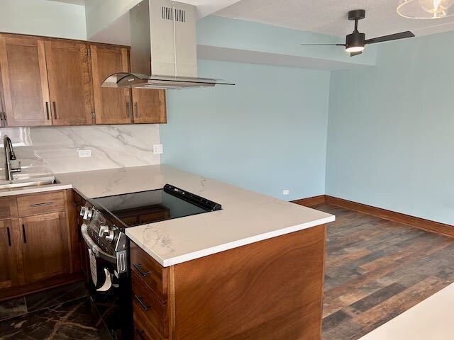 Building Photo - 1301 N Western Ave