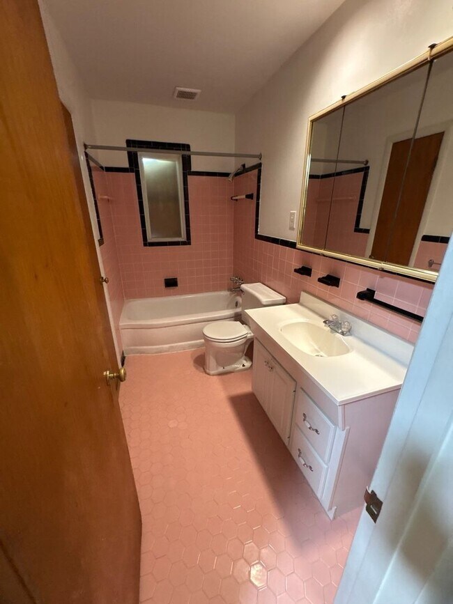 Building Photo - Newly Renovated Home - East Memphis