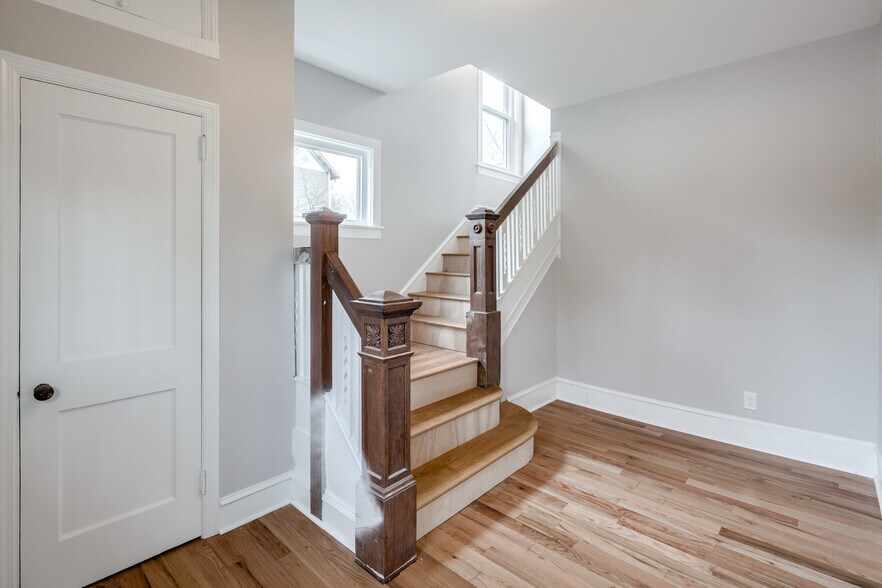 PRIVATE FOYER/ENTRANCE TO APARTMENT - 309 Warwick Rd