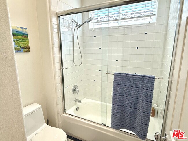 Building Photo - 5 Marisol