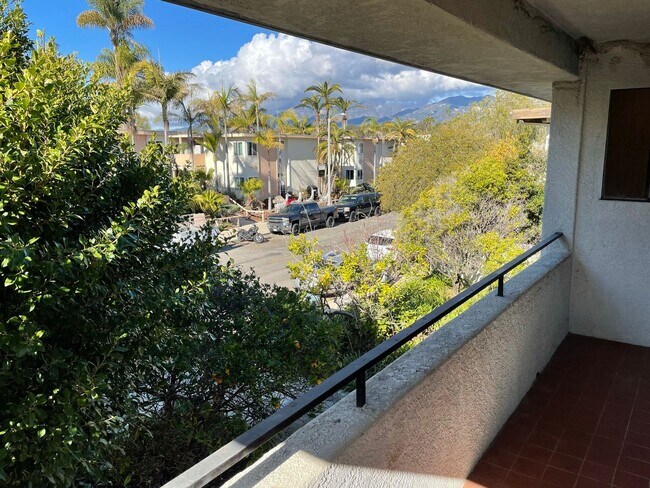 Building Photo - Large Upstairs Studio with Utilities Paid