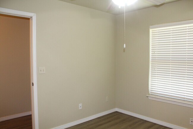 Building Photo - 8410 Cottage Park Dr