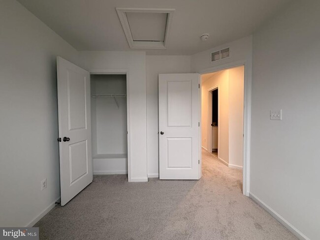 Building Photo - 453 Husky Trl