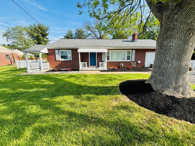 Primary Photo - 3 Bedroom, 1 Bath Rancher Available for Rent!