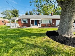 Building Photo - 3 Bedroom, 1 Bath Rancher Available for Rent!