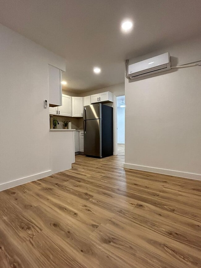Building Photo - Charming Renovated 1 Bed / 1 Bath Apartment – Quiet North Dallas Living