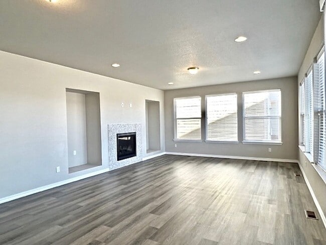 Building Photo - 5 Bedroom Home Close to Downtown Monument!!