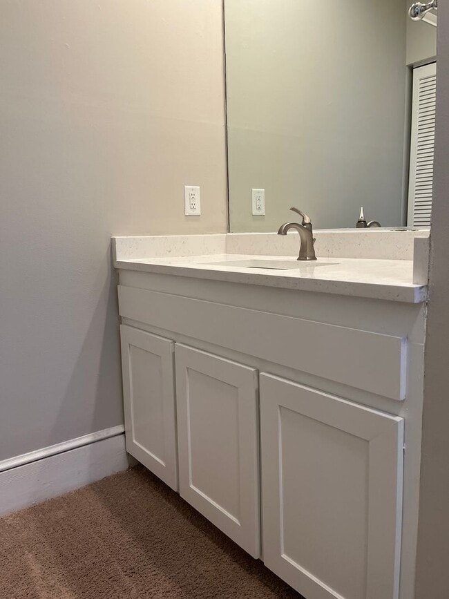 Building Photo - Very Spacious 2/2.5 Condo w/ Off-Street Pa...