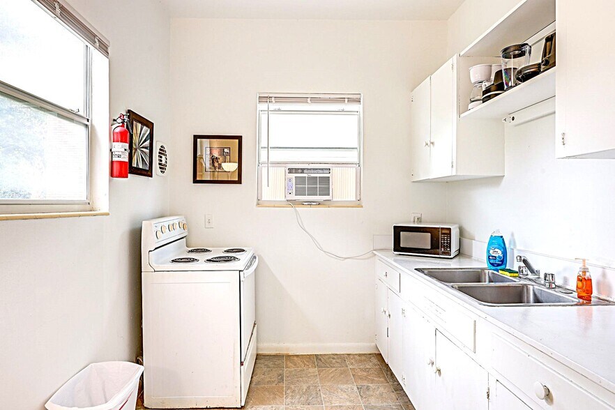 Building Photo - 2604 Post St