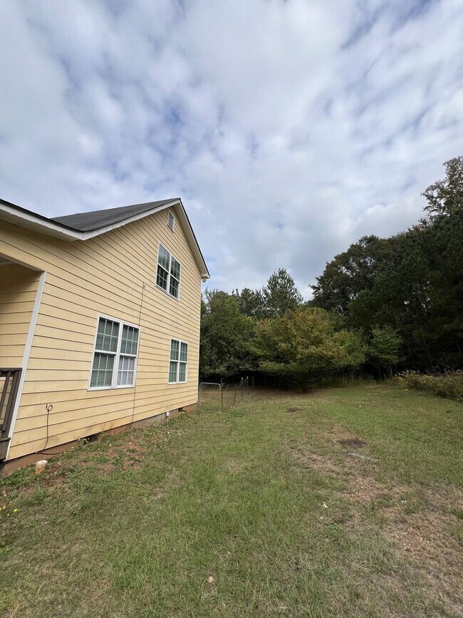 Building Photo - 390 Hawthorne Ext