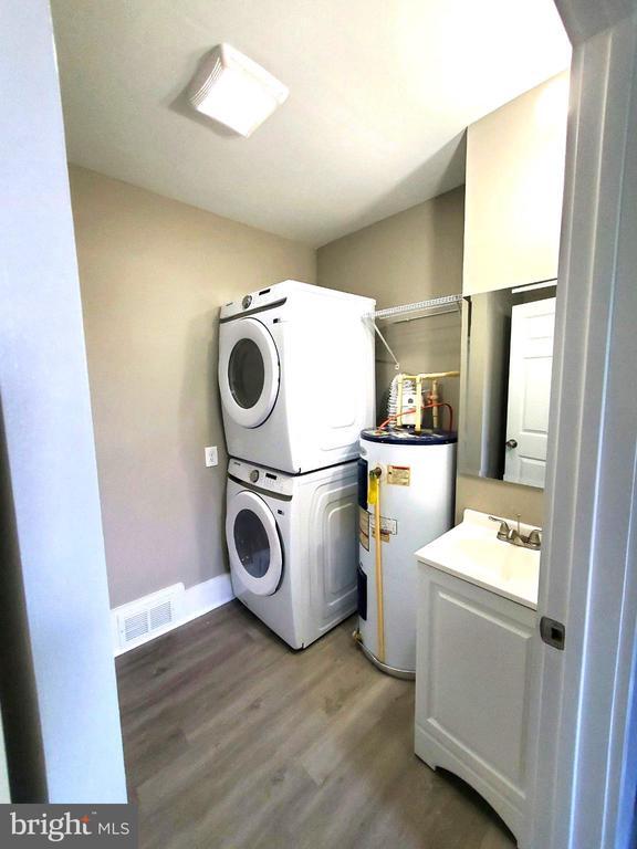 Building Photo - 104 Middleneck Ln