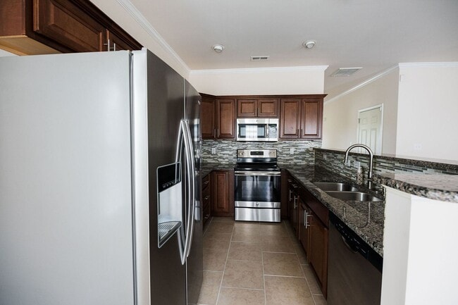 Building Photo - Immaculate beautiful 3-bedroom, 2.5-bath t...