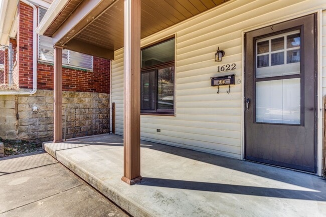 Building Photo - Updated House for Rent in Carrick!