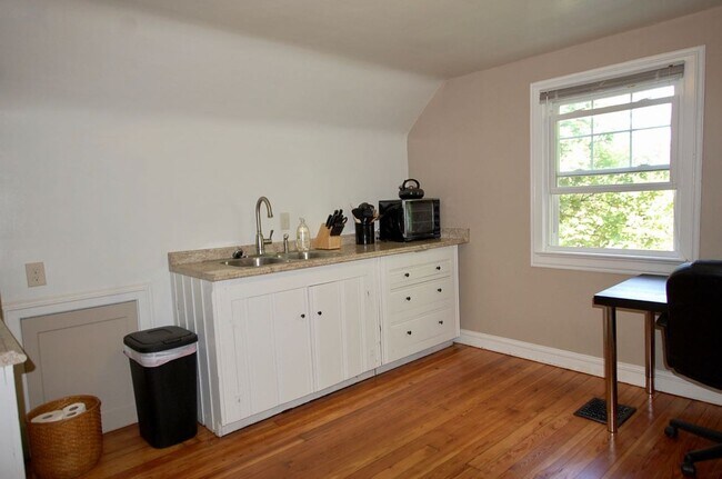 Building Photo - Stunning completely furnished and remodeled 3rd floor suite!