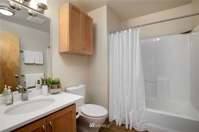 Building Photo - 827 Hiawatha Plz S