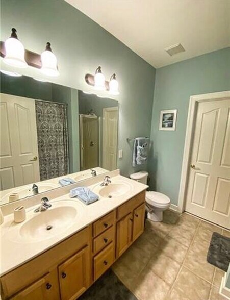 Double sink master bathroom - 12015 Valley Oak St