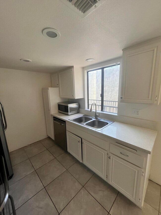 Building Photo - 1407 N Sunrise Way