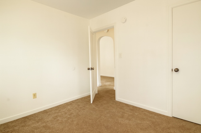 Building Photo - Comfort and Convenience in NE Bend. Pet-Friendly, 2-Bedroom Gem!