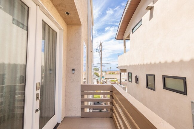 Building Photo - Beautiful 3Bed/2.5Bath Oceanview Home in C...
