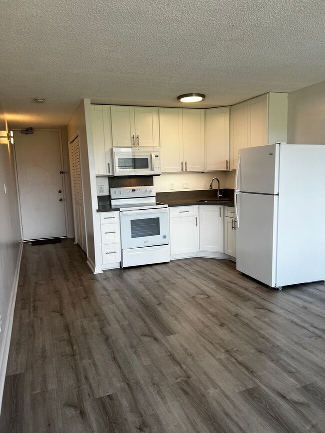 Building Photo - Top Floor, Corner Unit Studio with Mountain Views.