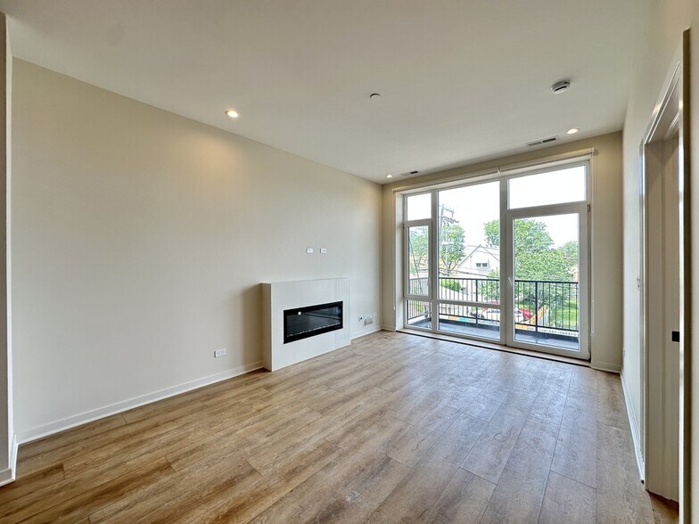 Building Photo - 6340 W Belmont Ave