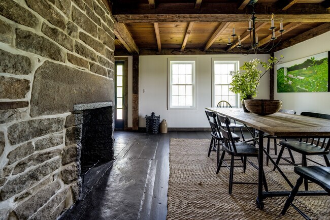 Building Photo - 740 Little City Rd