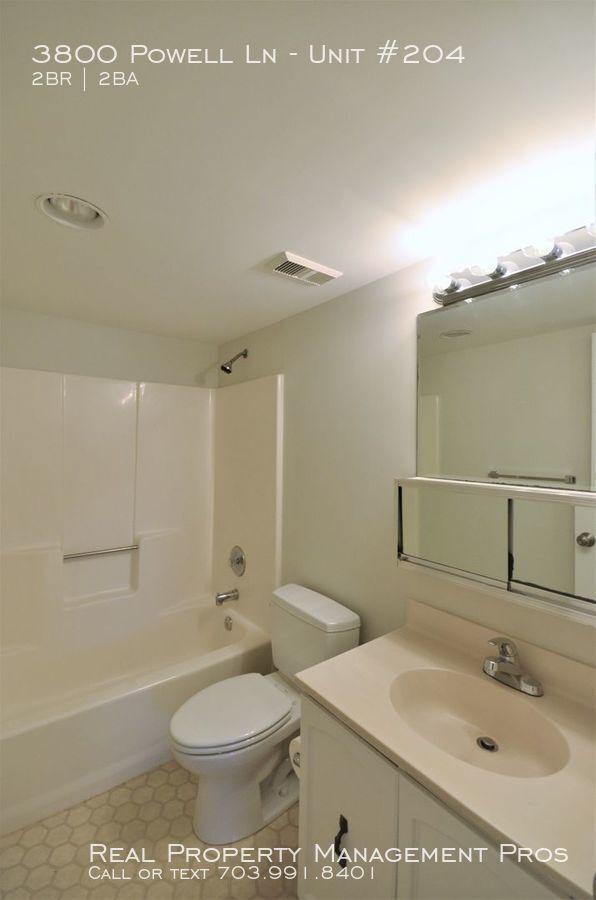 Building Photo - Spacious Condo in Peaceful Lakeside Plaza!
