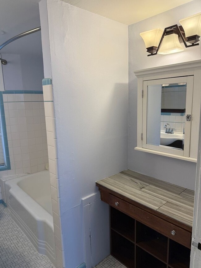 Building Photo - Updated 2 bed 1 bathroom in the avenues!