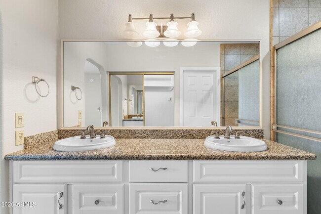 Building Photo - 8841 E Meadow Hill Dr