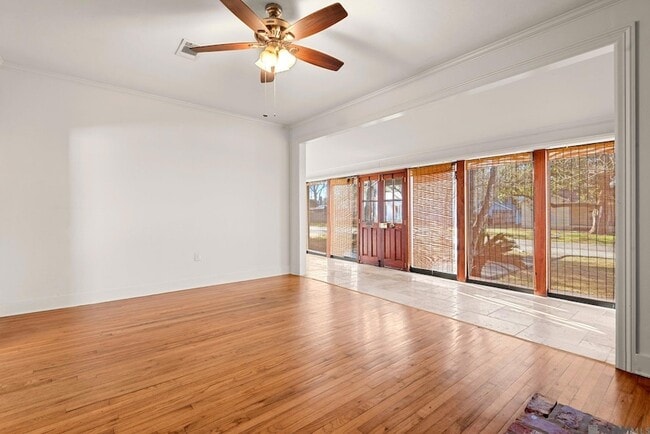 Building Photo - 4621 Sweetbriar St