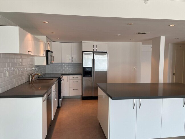 Building Photo - 1541 Brickell Ave