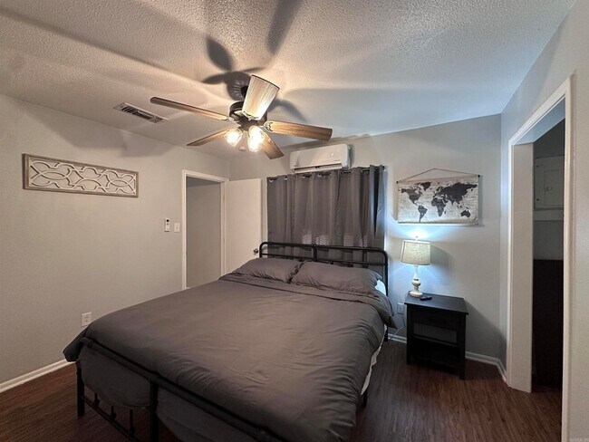 Building Photo - 3802 Pine St