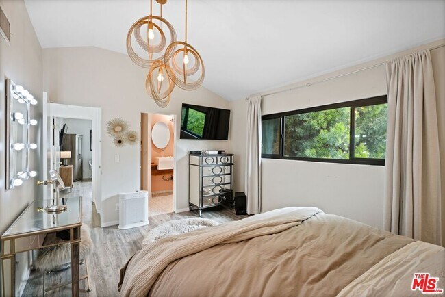 Building Photo - 6558 Lasaine Ave