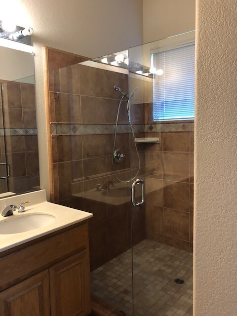 Building Photo - Gorgeous 3 bedroom 2 bath