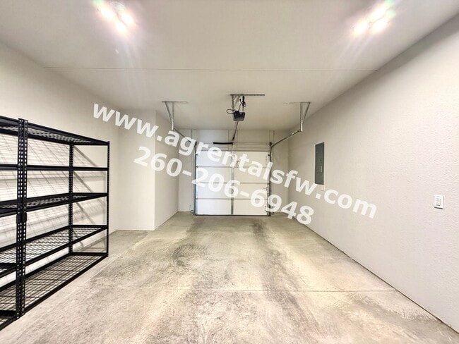 Building Photo - 3 Bedroom Residence