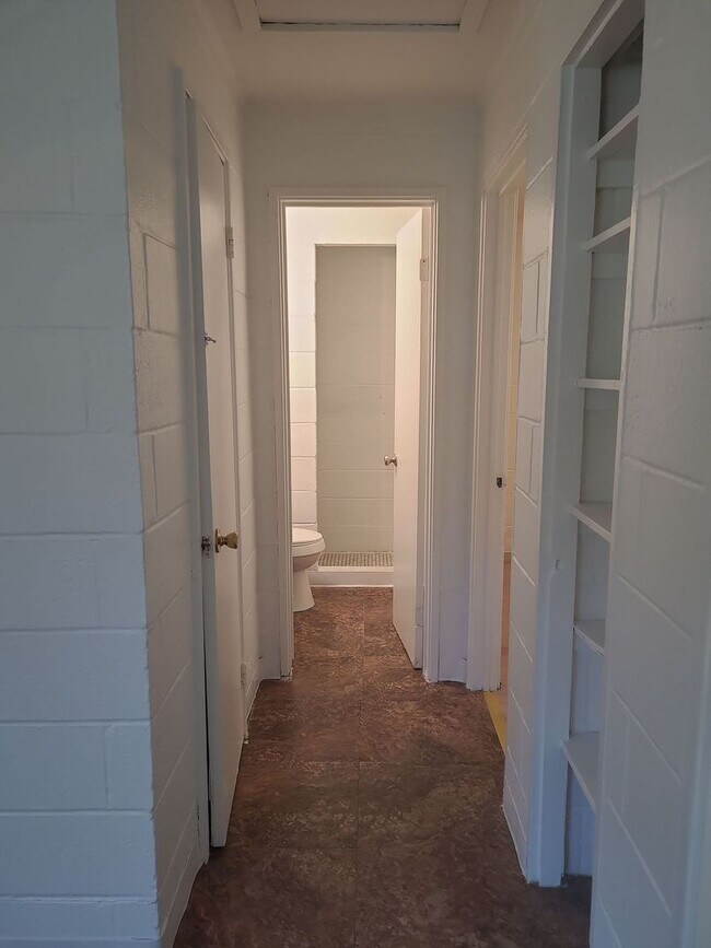 Building Photo - 2 Bedroom 1 Bathroom Apartment in Red Bank! Vouchers Accepted!